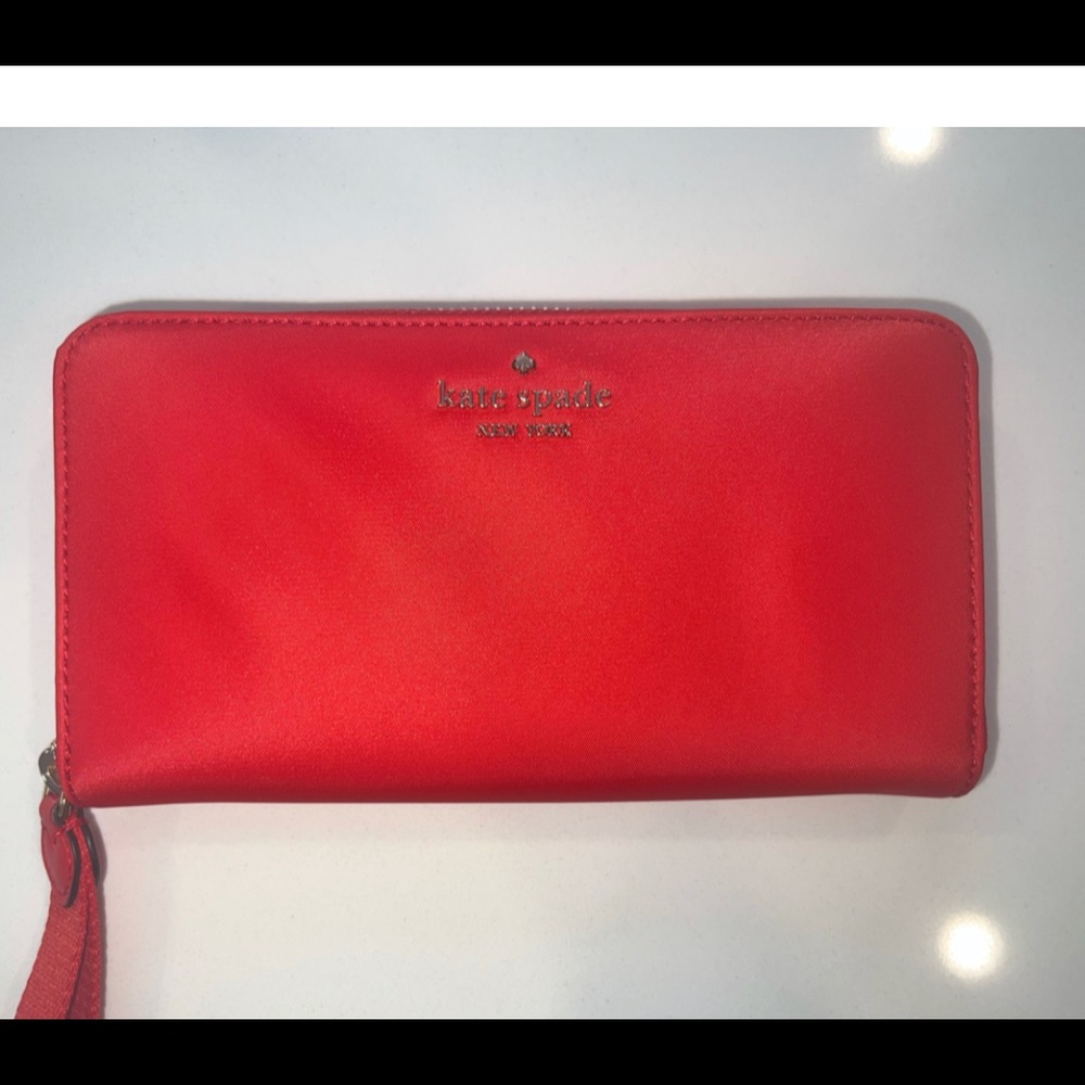 Kate Spade Chelsea wallet in currant jam NEVER used 🙌🏻L@@K